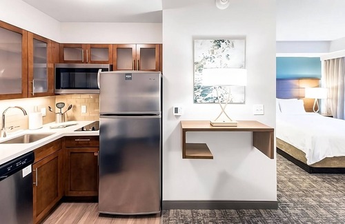 Naples Apartment | Enjoy Poolside Cocktails and BBQ at Cozy Studio Near Marco Island - Moments Away
