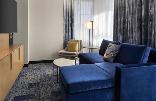 Downtown Los Angeles House | ENJOY RENOVATED SUITES AT OUR DOWNTOWN L.A. LIVE HOTEL
