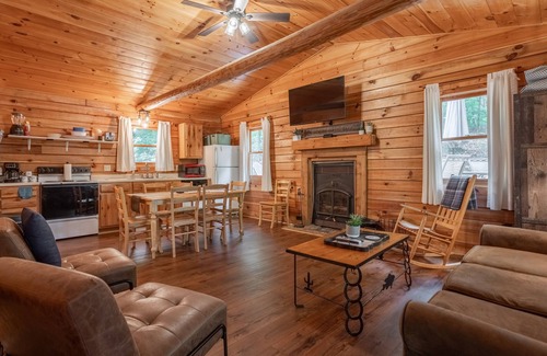 Shell Knob Cabin | Enjoy Sassafras cabin on the shores of Table Rock Lake