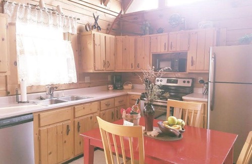 Gatlinburg - Pigeon Forge Cabin | Enjoy Secluded Mountain Paradise at the Rustic Fox!