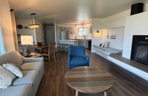 Wapato Point Condo | Enjoy Some Holiday Spirit at Lake Chelan! Newly-Redone Unit with Expansive Views