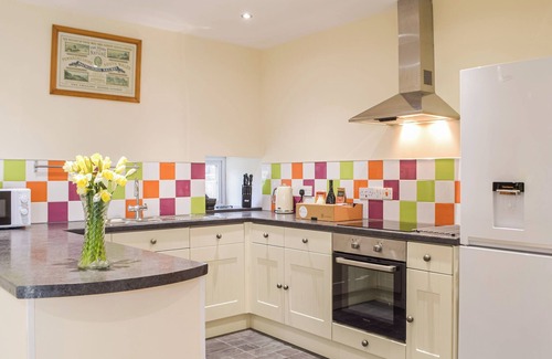 Maenclochog Cottage | Enjoy star gazing from your very own hot tub with lots of walks nearby.
