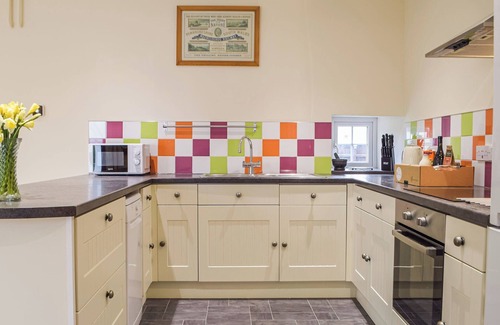 Maenclochog Cottage | Enjoy star gazing from your very own hot tub with lots of walks nearby.