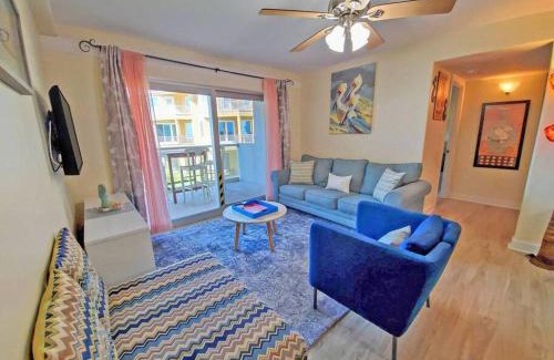 Pensacola Beach House | Enjoy Sunsets at Fully Equipped 2BR Condo on Beach