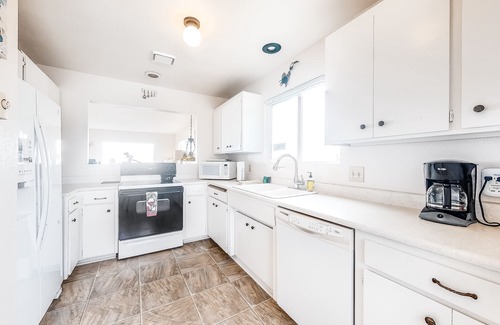 Bandon House | Enjoy sweeping ocean views as you cook & walk to the beach