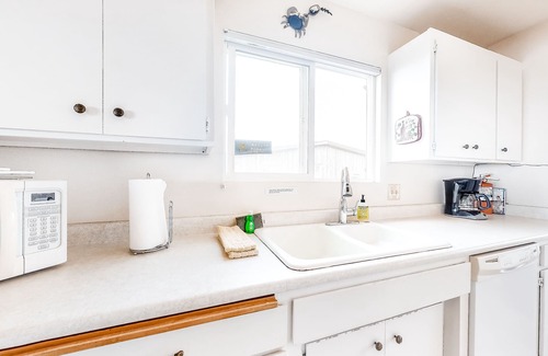 Bandon House | Enjoy sweeping ocean views as you cook & walk to the beach