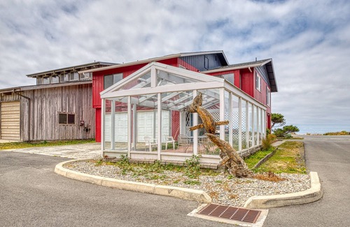 Bandon House | Enjoy sweeping ocean views as you cook & walk to the beach