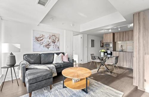 Bay Cloverhill House | Enjoy the City Skyline View with Pool & Gym