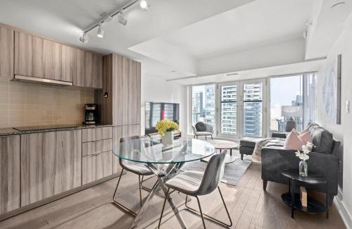 Bay Cloverhill House | Enjoy the City Skyline View with Pool & Gym