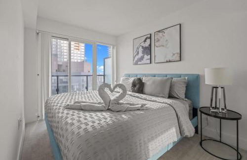Bay Cloverhill House | Enjoy the City Skyline View with Pool & Gym