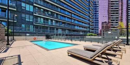 Bay Cloverhill House | Enjoy the City Skyline View with Pool & Gym