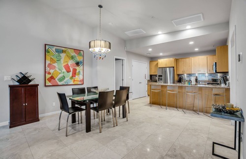 Chino Canyon House | Enjoy the MorningSun in a Stylish Townhouse with Private Spa & Putting Green