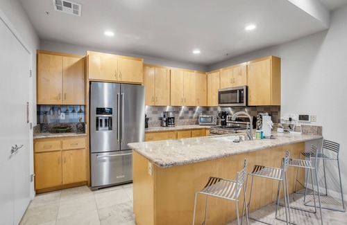 Chino Canyon House | Enjoy the MorningSun in a Stylish Townhouse with Private Spa & Putting Green