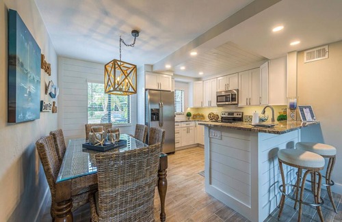Central Naples Condo | Enjoy the Naples paradise in a charming coastal apartment