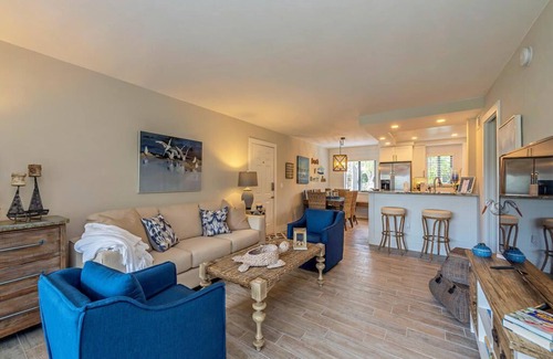 Central Naples Condo | Enjoy the Naples paradise in a charming coastal apartment