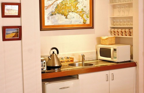 Cowes House | Enjoy the peace of a garden courtyard - 10 minutes to the BEACH!