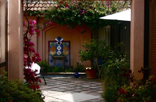 Cowes House | Enjoy the peace of a garden courtyard - 10 minutes to the BEACH!