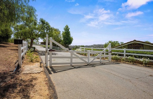 Fallbrook House | Enjoy the peaceful and relaxing time at windmill winery house!