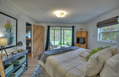 Blue Ridge Cottage | Enjoy the seclusion with a private pond & Toccoa River in your backyard!