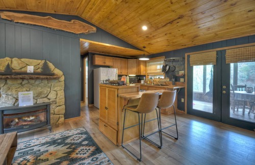 Blue Ridge Cottage | Enjoy the seclusion with a private pond & Toccoa River in your backyard!