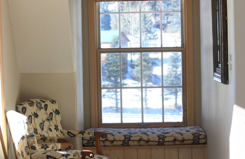 Red River Cabin | Enjoy the serenity of the mountains in this beautiful spacious luxury home!