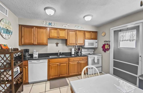 Siesta Key Condo | Enjoy the Siesta Key Beach Life to the fullest! Beach AND Pool Access