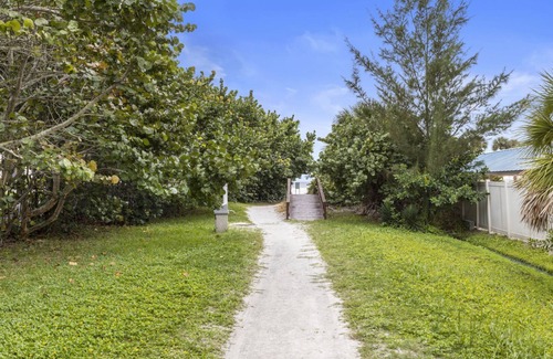 Siesta Key Condo | Enjoy the Siesta Key Beach Life to the fullest! Beach AND Pool Access