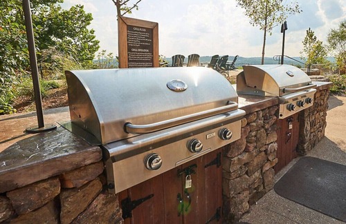 Ridgedale Apartment | Enjoy the views of Table Rock Lake in this 2BD resort condo