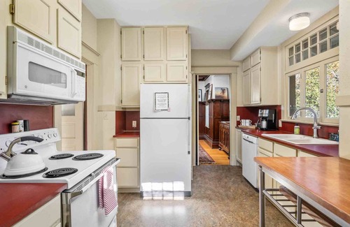 McMinnville House | Enjoy this comfortably furnished, historic Craftsman home just 1 block from downtown McMinnville