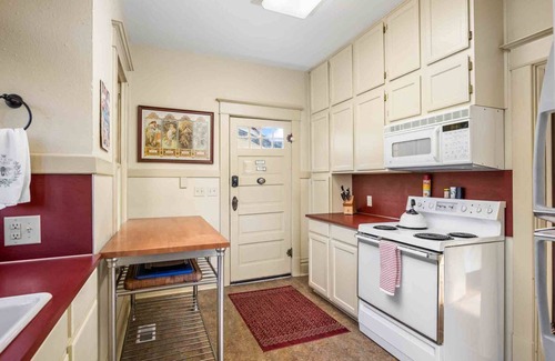 McMinnville House | Enjoy this comfortably furnished, historic Craftsman home just 1 block from downtown McMinnville