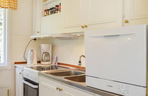 Haninge Municipality House | Enjoy this cozy vacation accommodation, with partial sea views, on the car-free island of Norrö.