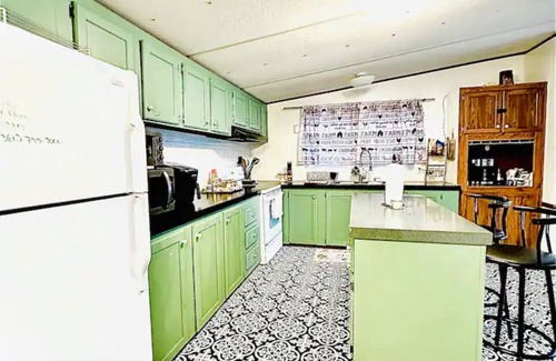 Fort White House | Enjoy this five acre Countryside tranquility and close to outdoor activities.