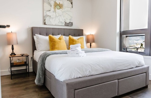 Downtown Kelowna Apartment | Enjoy this quaint lakeview 1 bedroom condo located in the downtown core of Kelowna