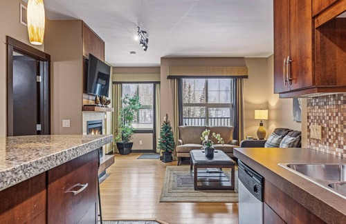 Canmore Apartment | Enjoy this Stunning Condo with Hot Pools, Steam Room, Onsite Spa and Restaurant