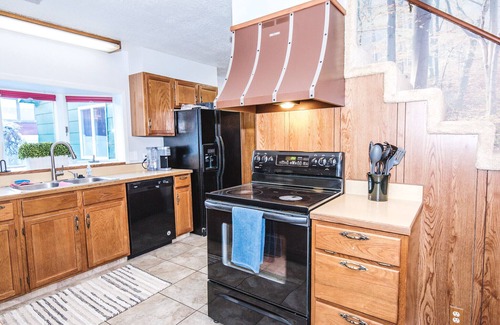 Red Lodge House | Enjoy time away in Red Lodge, Montana! 3 king beds and a great hot tub.