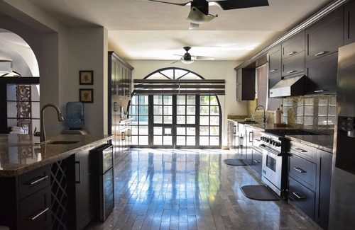 Esterito House | Enjoy Unique Saltwater Pool & BBQ - near Downtown