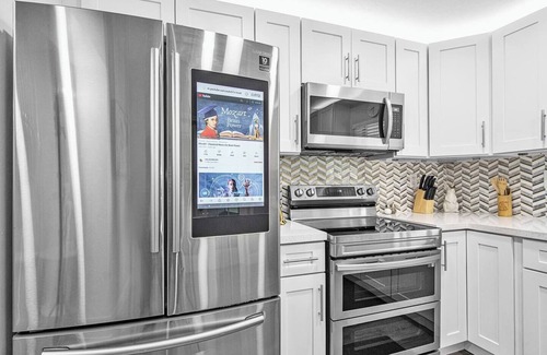 Hollywood House | Enjoy upscale experience at this centrally located luxury Home