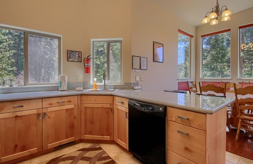 Yosemite West House | Enjoy Yosemite In Peace And Comfort.