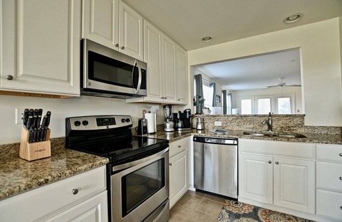 Ocean View Condo | Enjoy your getaway in this lovely 2 bed/2 bath condo in the Bethany Bay Community! Excellent view! Pets Allowed! 9-Hole Golf! Seasonal Outdoor Pool! Beach Town!