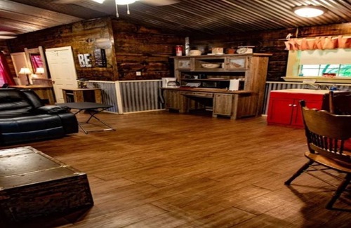 Lindale Cabin | Enjoy Your Home Away from Home in East TX!