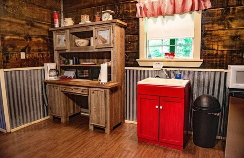 Lindale Cabin | Enjoy Your Home Away from Home in East TX!