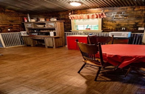 Lindale Cabin | Enjoy Your Home Away from Home in East TX!