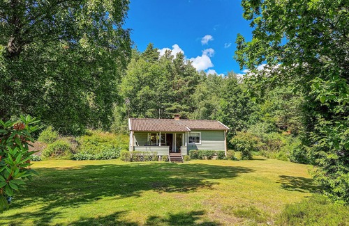Svanesund House | Enjoy your vacation in the greenery of the adjacent lake.