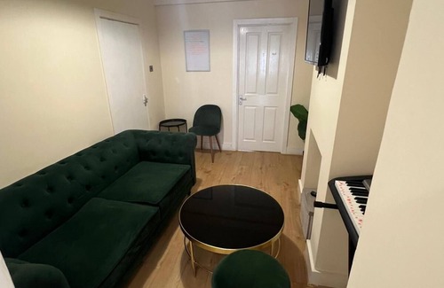 Glyndon Apartment | Enjoyable 3-bedroom apartment with Private Garden