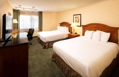 Wenatchee Resort | Enjoyable Stay! With Outdoor Pool and Free Parking, Pets are Welcome!