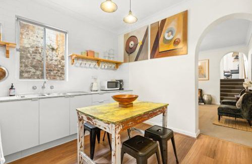 Enmore Apartment | 'Enmore Lane' A Central Eclectic Artist Escape