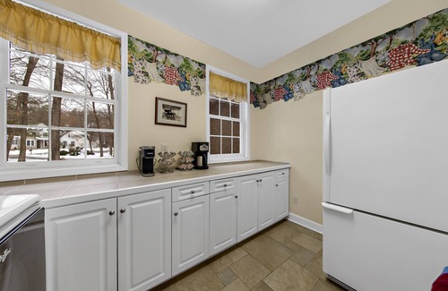 Saratoga Springs House | Enormous 7 bed/6 bath lakefront home less than 3 mins to Saratoga Racetrack!