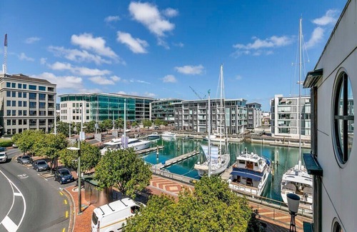 Auckland Central Business District Apartment | Enormous CBD 1BR Unit w/Parking by Zodiak Stays