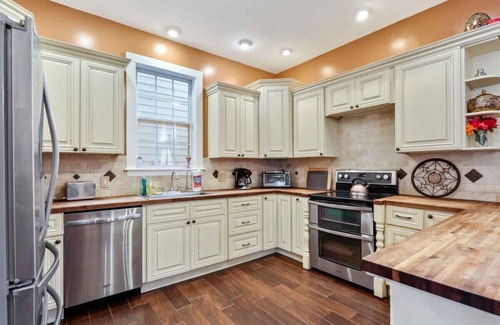 Faubourg Lafayette House | Enormous Sunny Historic NOLA Victorian