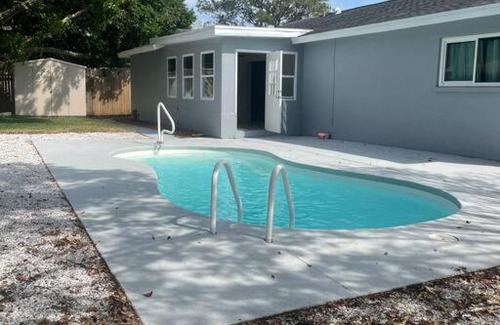 Oldsmar House | Enriques Private Pool Guest House 3 Bedrooms